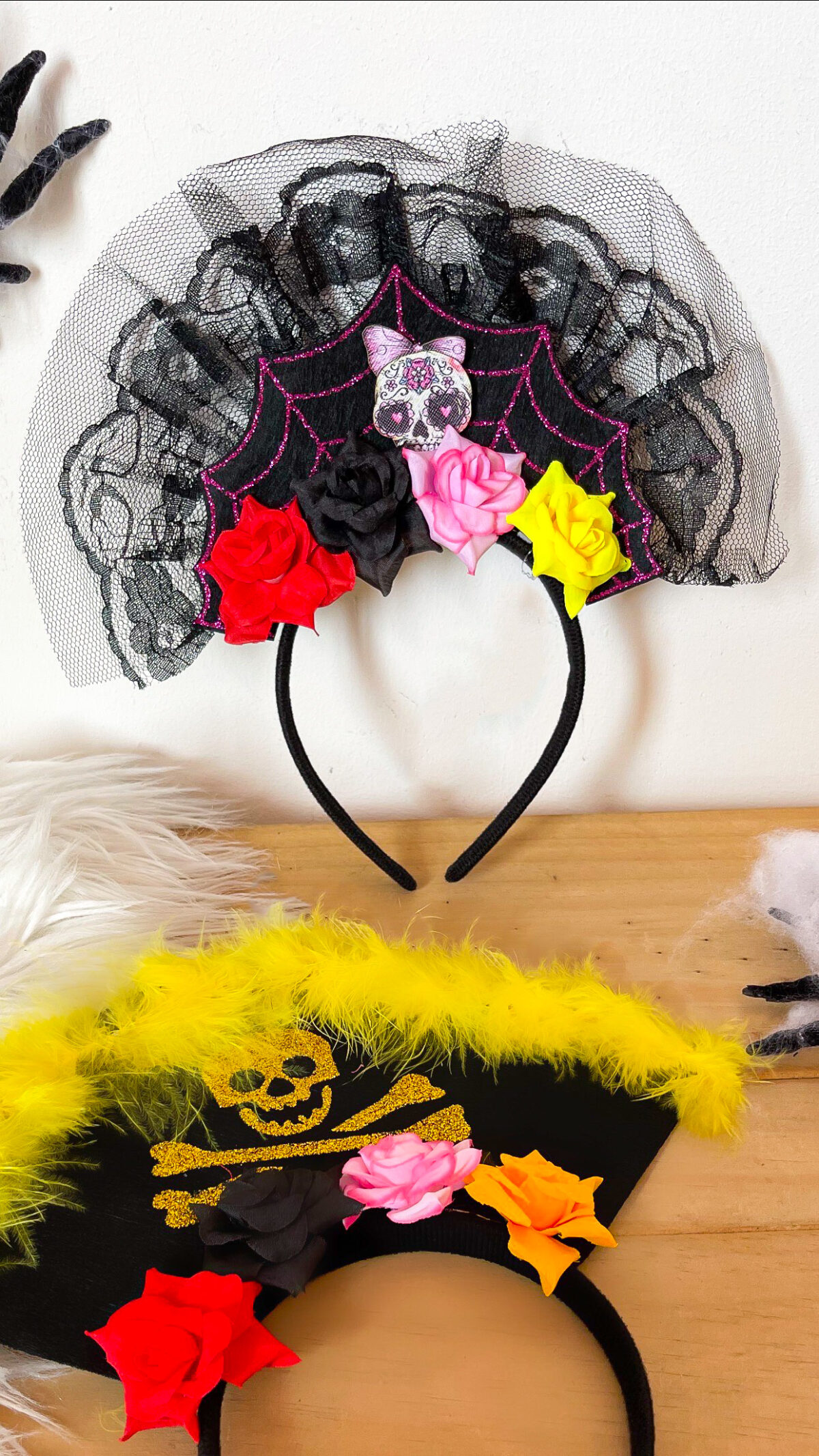 diadmena de catrina de con flores de colores con velo corto negro- halloween - ropa gallardo - ecuador