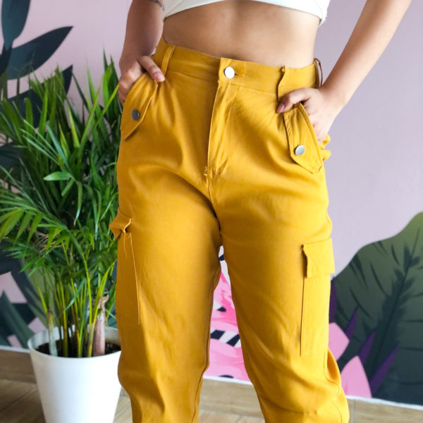 cargo pant color amarillo mostaza con bolsillos y elástico en los tobillos - ecuador - ropa gallardo