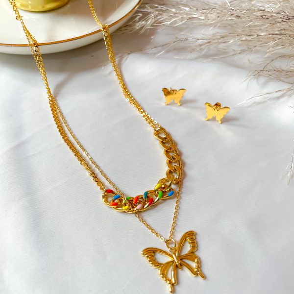 collar dorado con un dije con forma de mariposa y una cadena de varios colores más aretes + accesorios - joyería