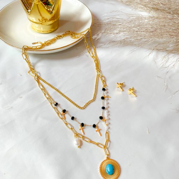 collar dorado con un dife de piedra celeste y cruces - ecuador - ropa gallardo - accesorios