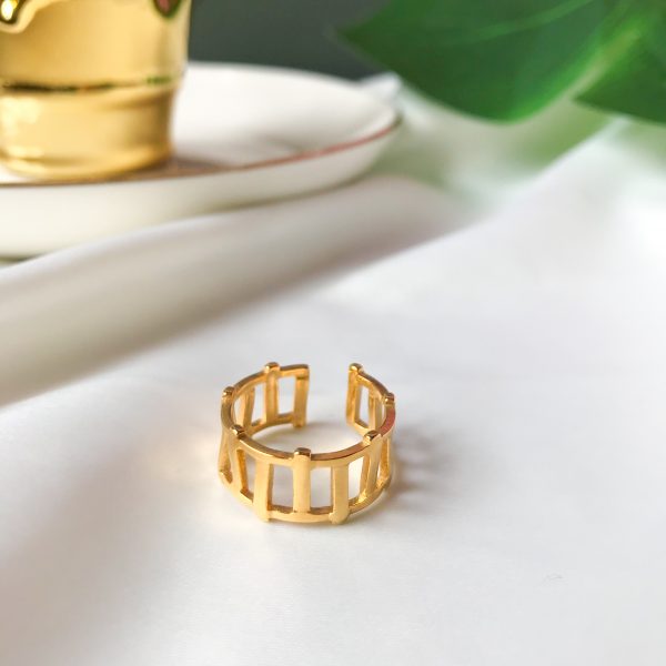 anillo dorado formado por palitos verticales - ecuador - ropa gallardo - accesorios