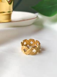 anillo dorado formado por X unidas - ecuador - ropa gallardo - accesorios