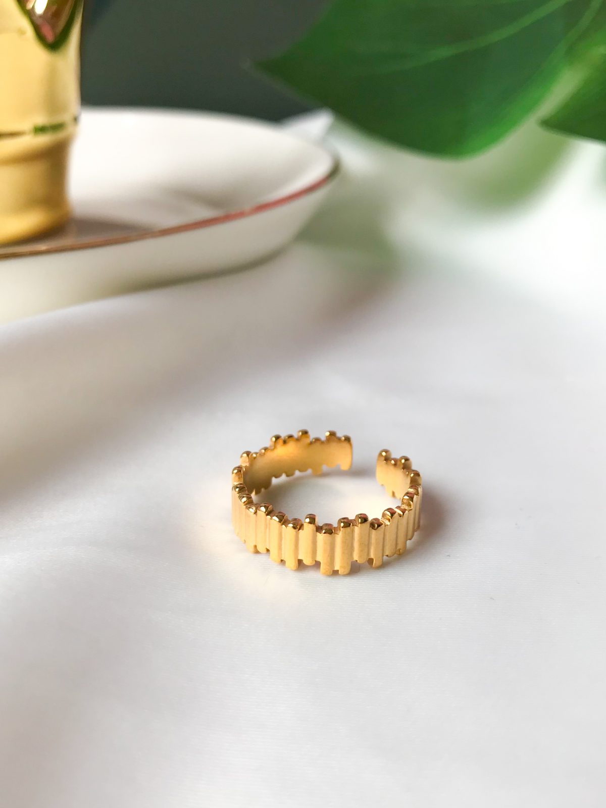 anillo dorado formado por hileras verticales - ecuador - ropa gallardo - accesorios