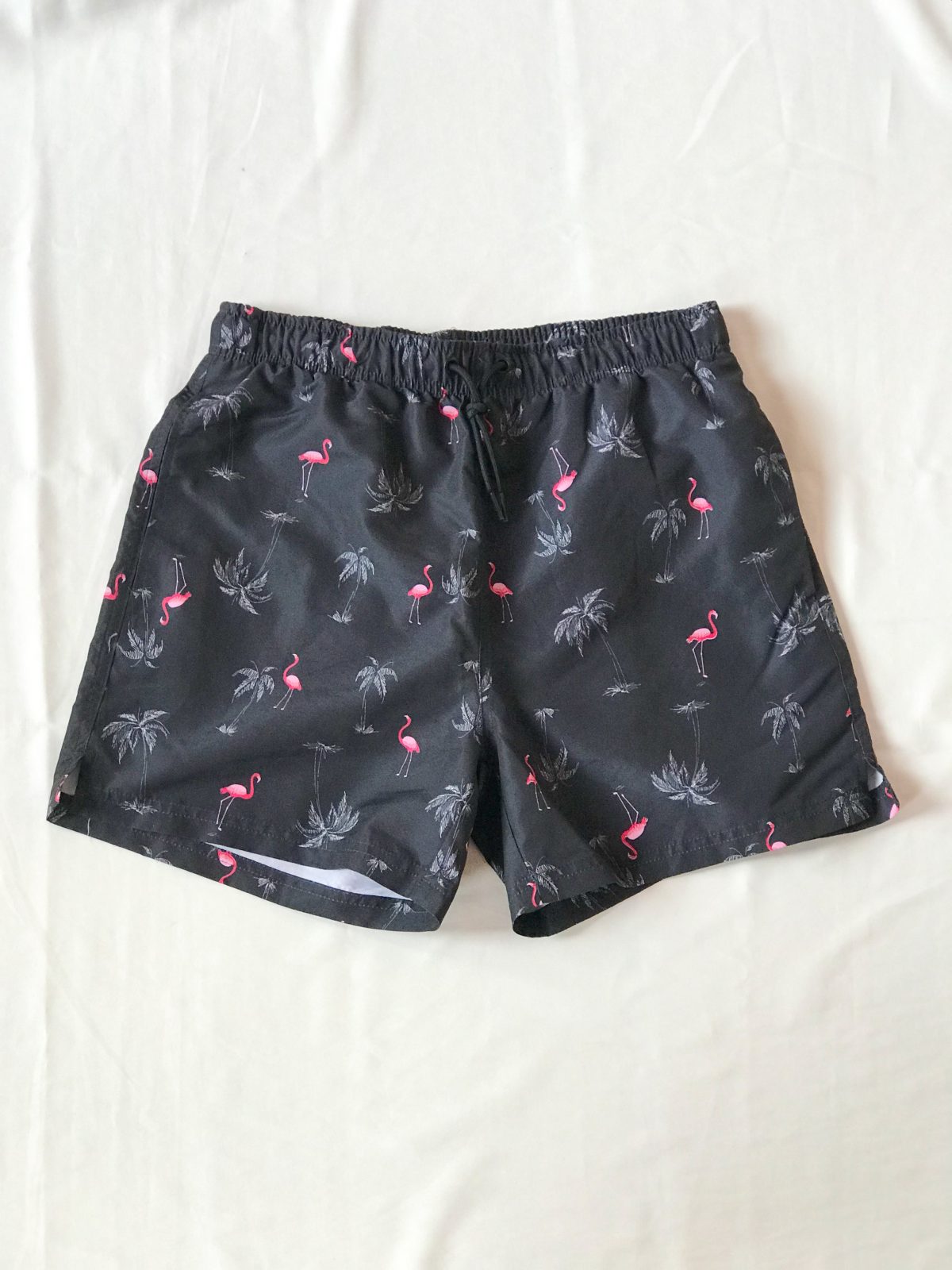 boardshort negro con estampado de palmeras y flamingos - ecuador - ropa gallardo - pantaloneta hombre - envios nacionales