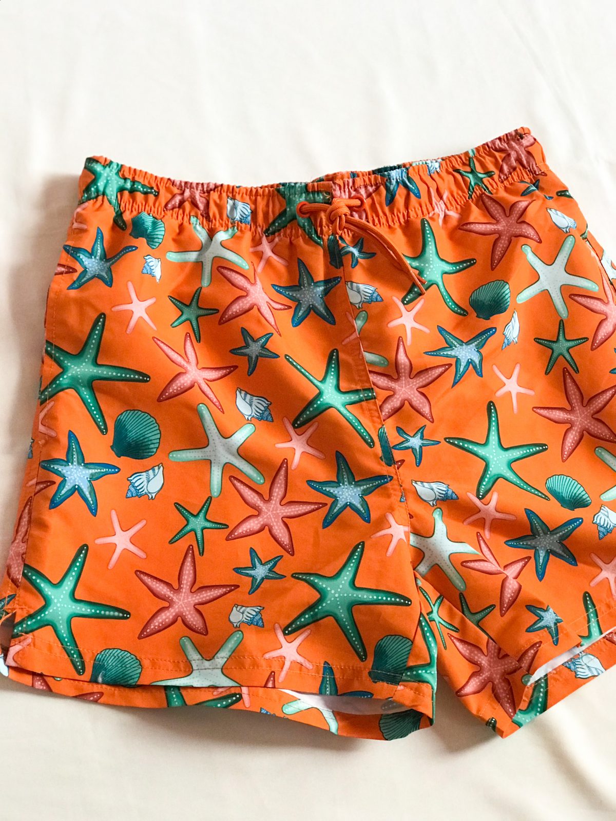 boardshort naranja con estampado de estrellas de mar - ecuador - ropa gallardo - pantaloneta hombre - envios nacionales