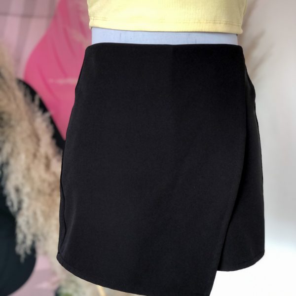 skort de color negro - falda short - ropa gallardo - ecuador