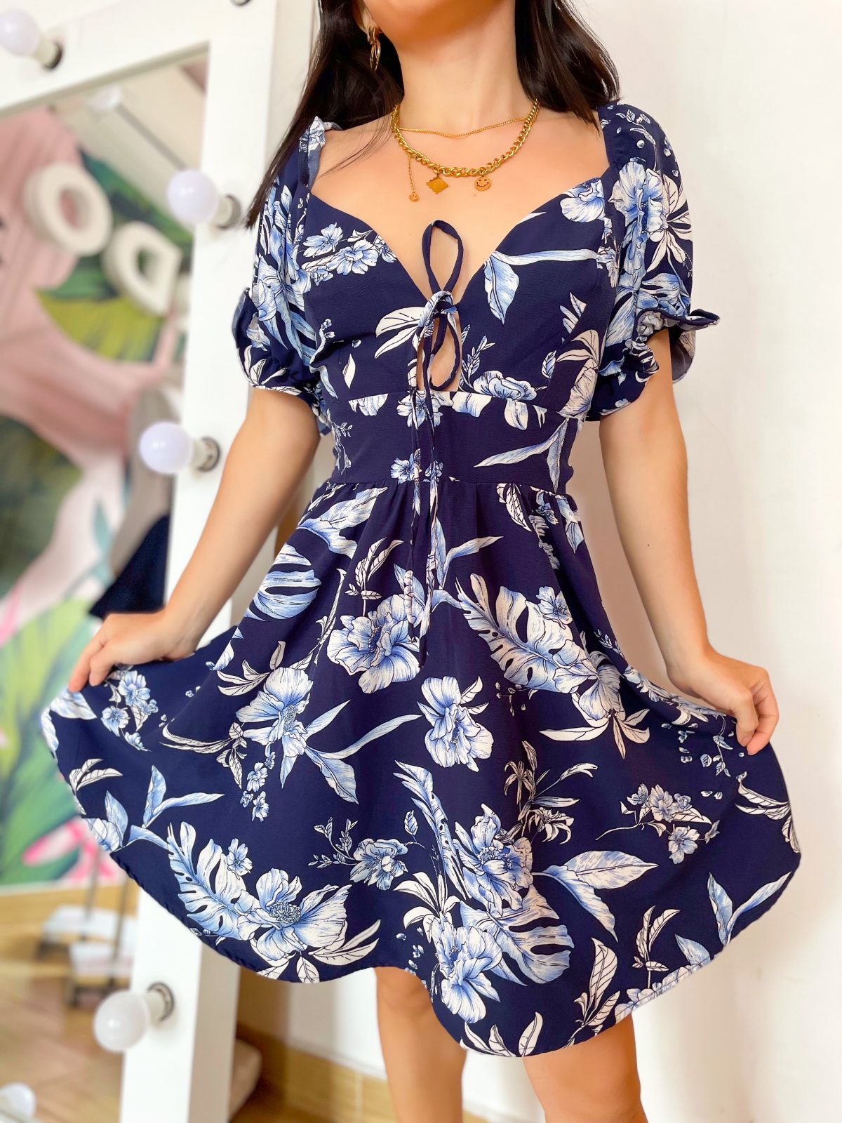 vestido corto azul ajuste con escote de hojas-ropa gallardo-ecuador