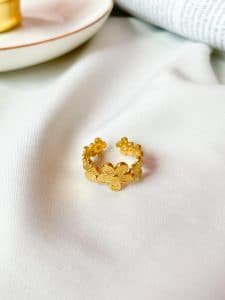 anillo dorado con flores - ecuador - ropa gallardo - accesorios