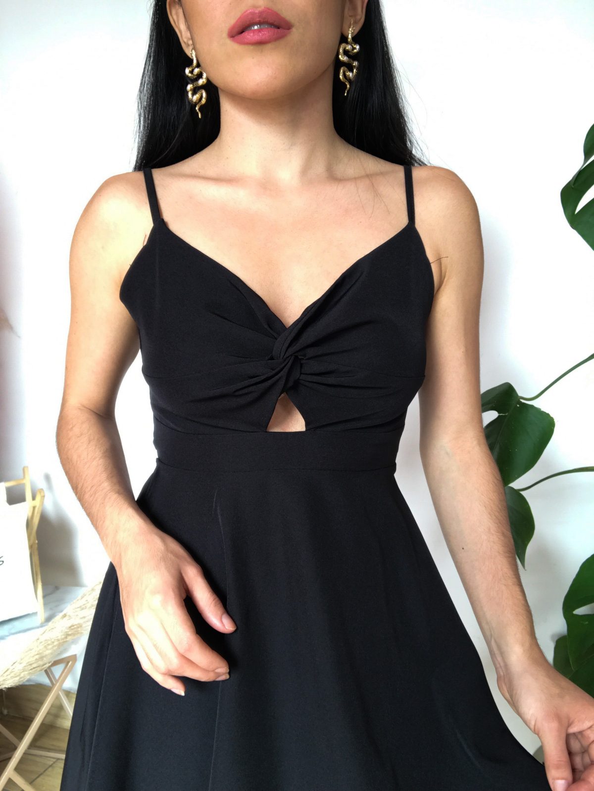 vestido corto de color negro con nudo en el medio - ropa gallardo-ecuador