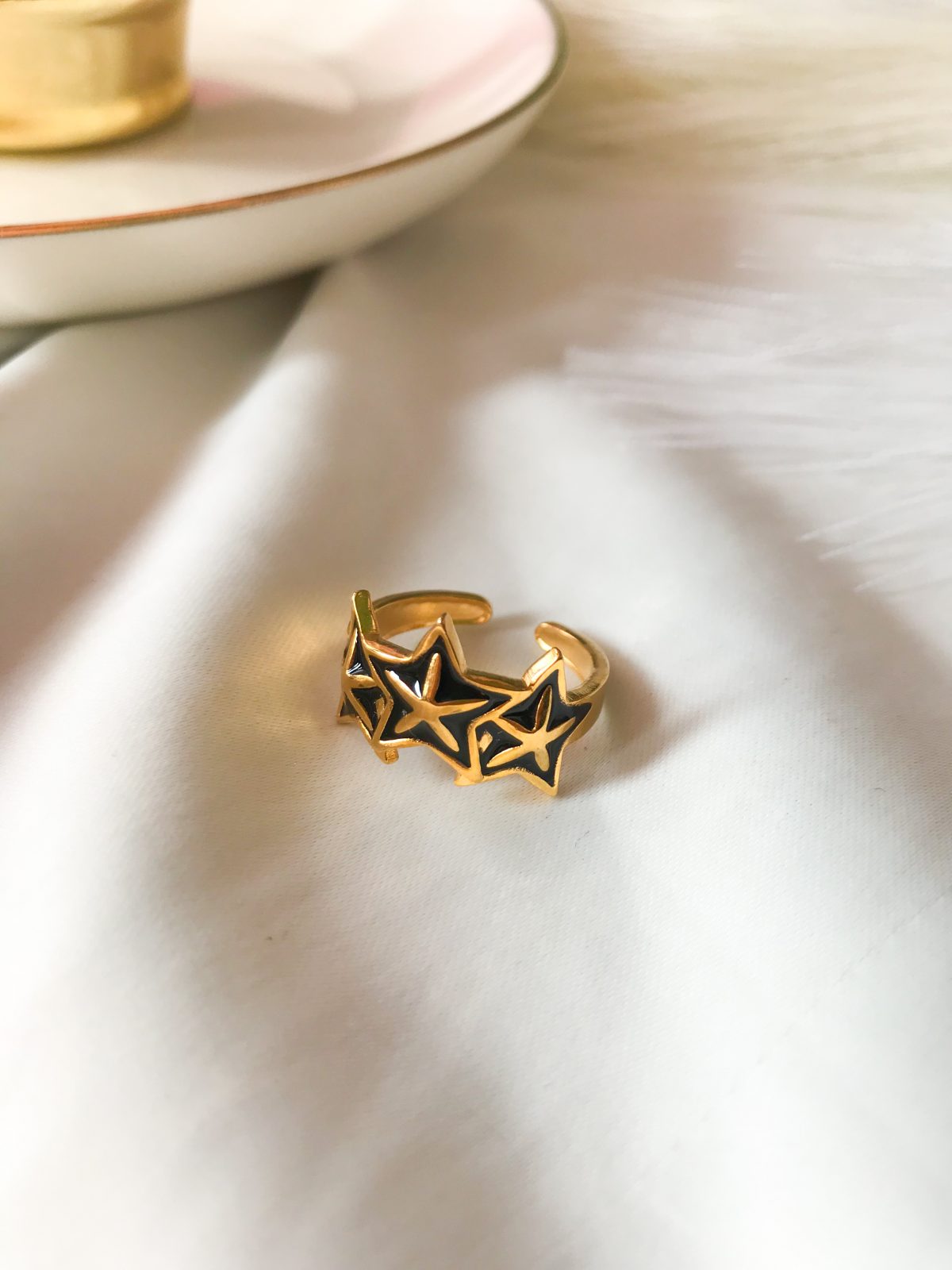 anillo dorado estrellas negras - ecuador - ropa gallardo - accesorios