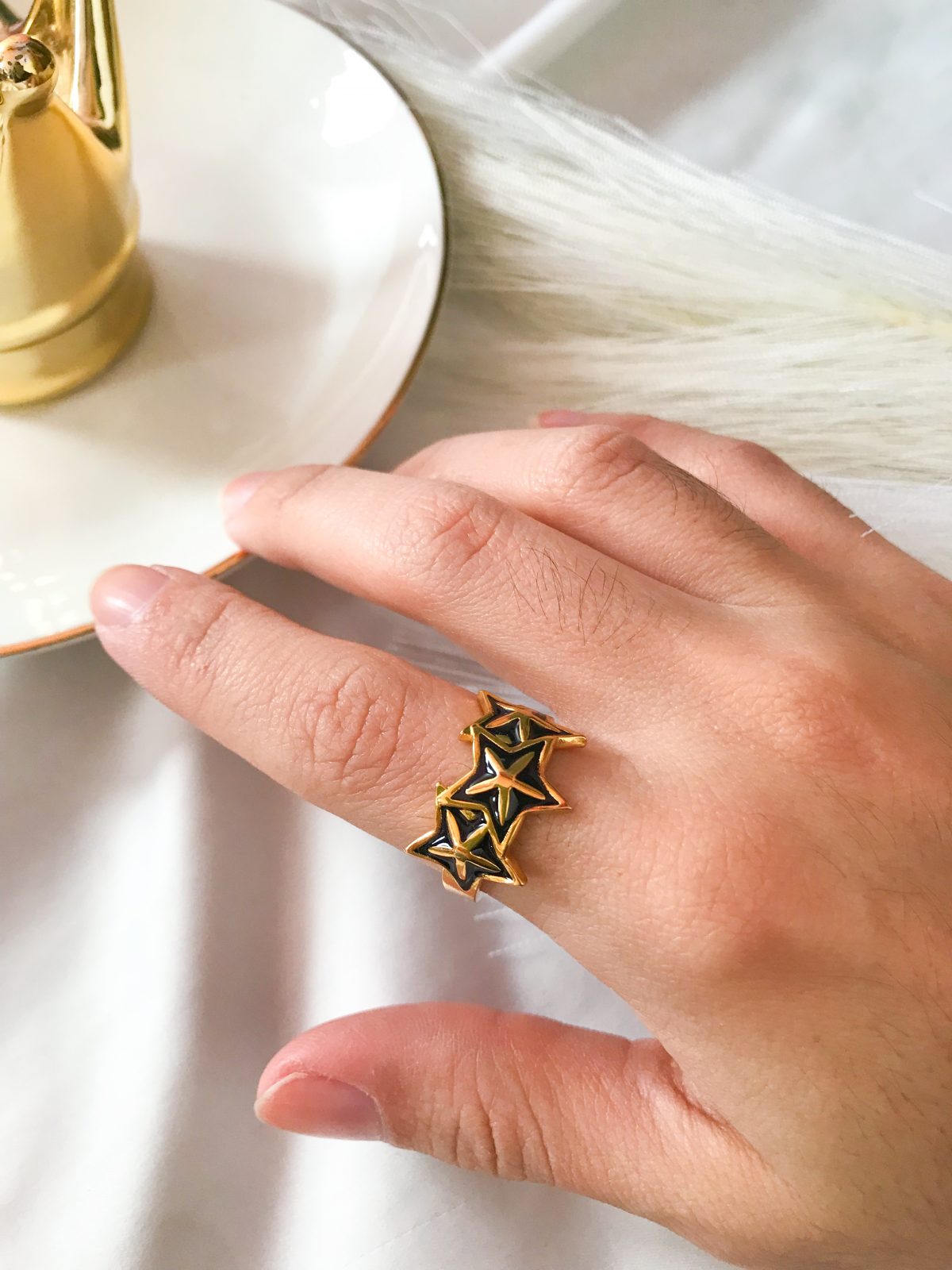 anillo dorado estrellas negras - ecuador - ropa gallardo - accesorios