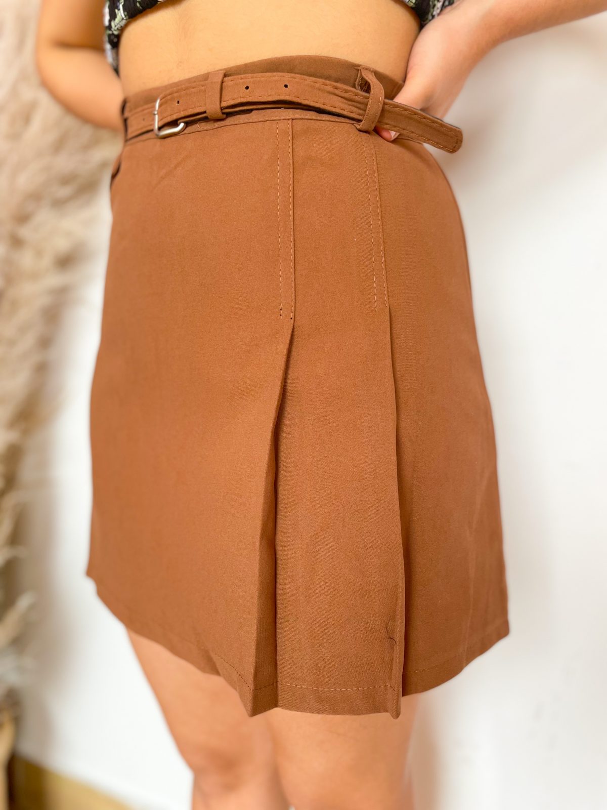 falda corta café tela gamuza con pliegues - ecuador - ropa gallardo