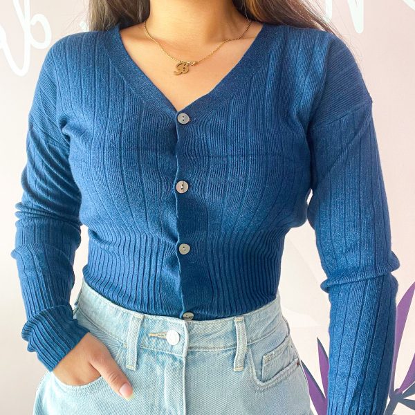 sweater azul con botones de madera, ropa gallardo, ecuador