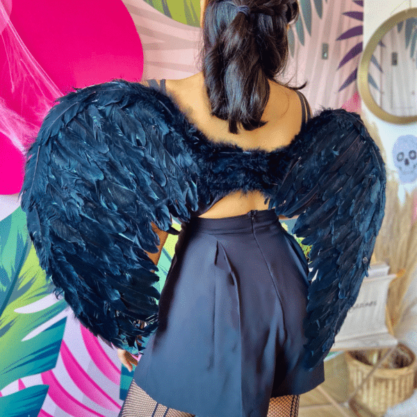alas grandes de color negro, disfraz de halloween, ropa gallardo, ecuador
