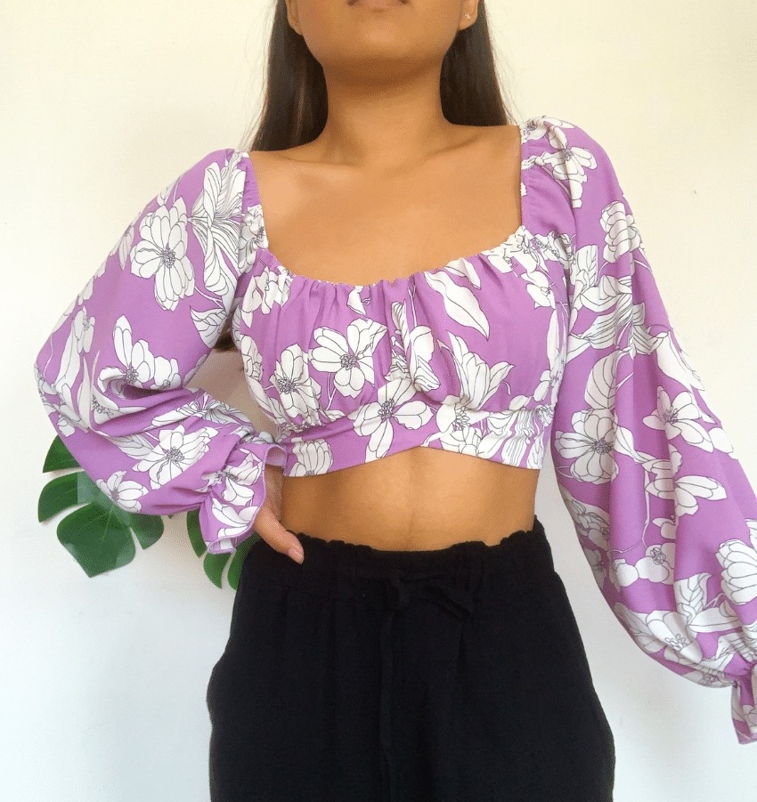 blusa campestre de color lila con estampado de color blanco, ropa gallardo, ecuador