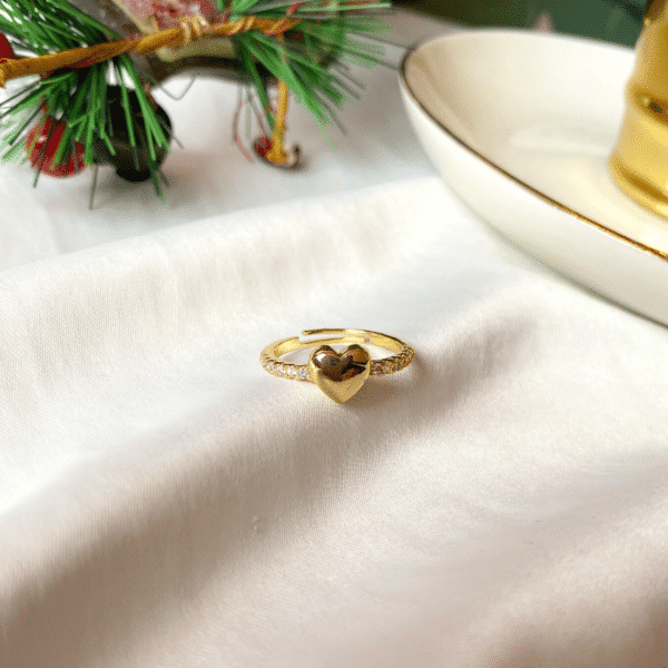 anillo dorado con forma de ovalo, ropa gallardo, ecuador
