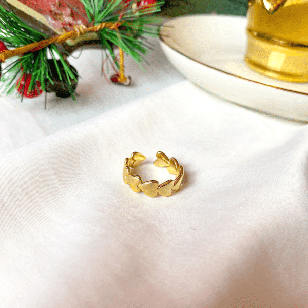 anillo dorado con forma de ovalo, ropa gallardo, ecuador