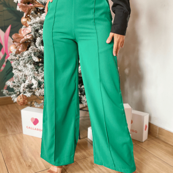 pantalon de tela color verde con cierre en la parte posterior, ropa gallardo, ecuador