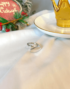 anillo color plateado con forma de ovalo, ropa gallardo, ecuador