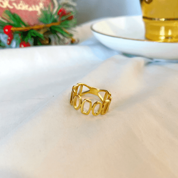 anillo dorado con forma de ovalos, ropa gallardo, ecuador