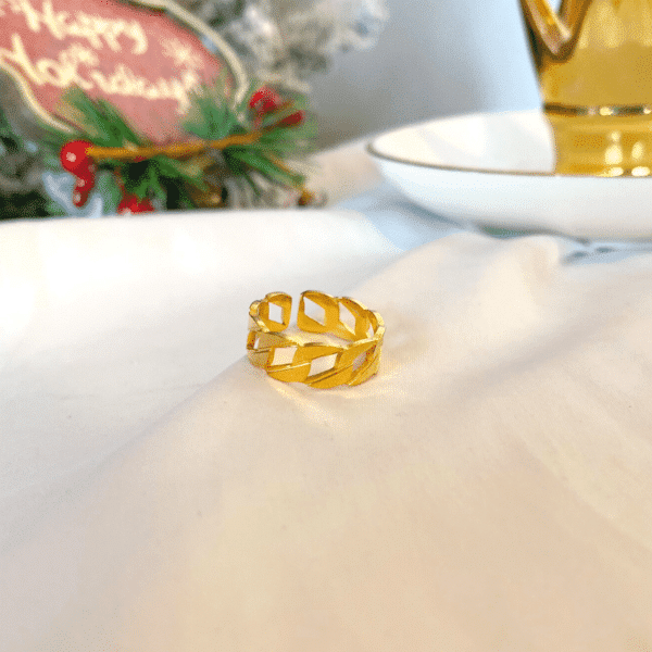 anillo dorado con formas de rombos, ropa gallardo, ecuador