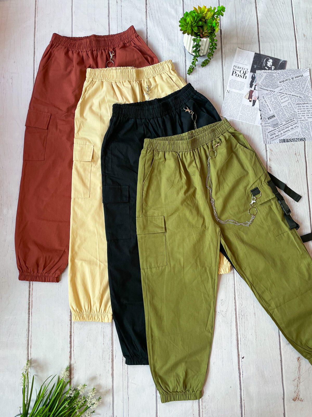 Cargo Pants beige, con cadenas platedas y bolsillos-ropa gallardo-ecuador
