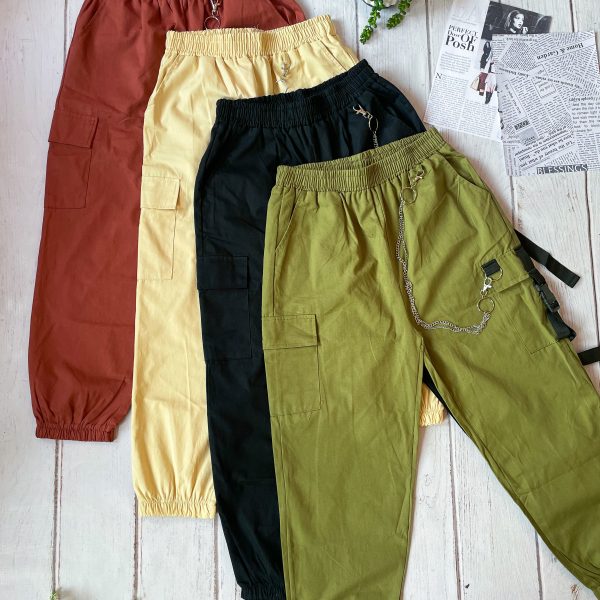 Cargo Pants beige, con cadenas platedas y bolsillos-ropa gallardo-ecuador