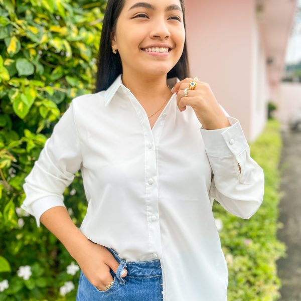 Camisa Amelia Blanca, con botones en el medio y cuello, tiene la parte de adelante mas corta que la detras, perfecta para complementar un outfit suelto-ropa gallardo-ecuador