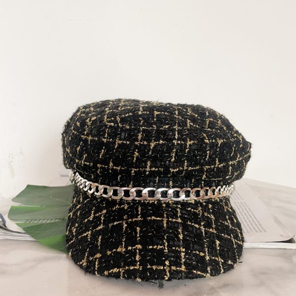 Boina Vittoria Negra, perfecta para un clima frio, tiene un detalle de cadena y bordados de cuadros con color dorado-ropa gallardo-ecuador
