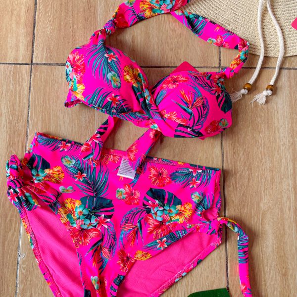 Bikini Mabel Tropical, con un top de copas y dos tiras para amarrar en la parte de atras, y un interior super como y flexible, esta compuesto de 100% Poliester-ropa gallardo-ecuador