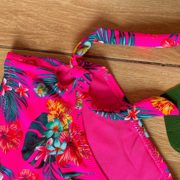 Bikini Mabel Tropical, con un top de copas y dos tiras para amarrar en la parte de atras, y un interior super como y flexible, esta compuesto de 100% Poliester-ropa gallardo-ecuador