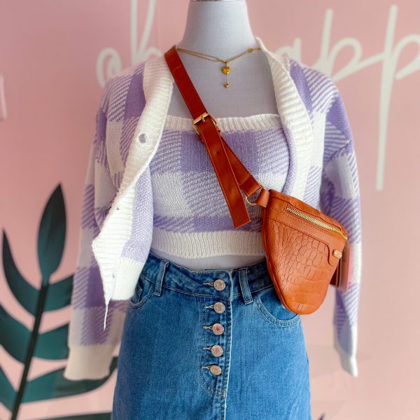 Sweater + Blusa de tiras lila, llevan un diseño de cuadros y en el sweater en la parte de adelante lleva tres botones para un mejor ajuste, perfecto para un look trendy-ropa gallardo-ecuador