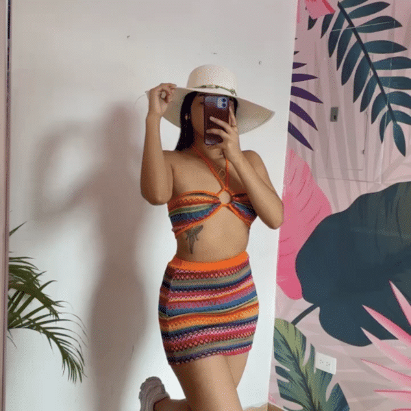 Set Hawai, lleva una top con un diseño en medio, y una falda corta colorida, perfecta para un look de playa-ropa gallardo-ecuador