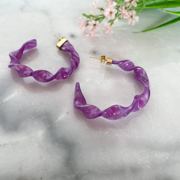 Aretes Lilax, largos y de color lila perfectos para complementar tus outfits elegantes-ropa gallardo-ecuador