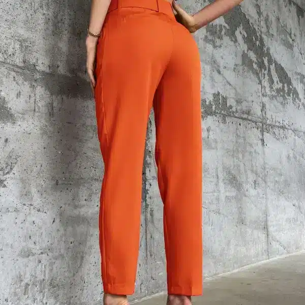 Pantalón Layla de color naranja, con cinturon para mejor ajuste y bolsillo a los lados, esta compuesto de 100% Poliéster, perfecta para looks elegantes-ropa gallardo-ecuador
